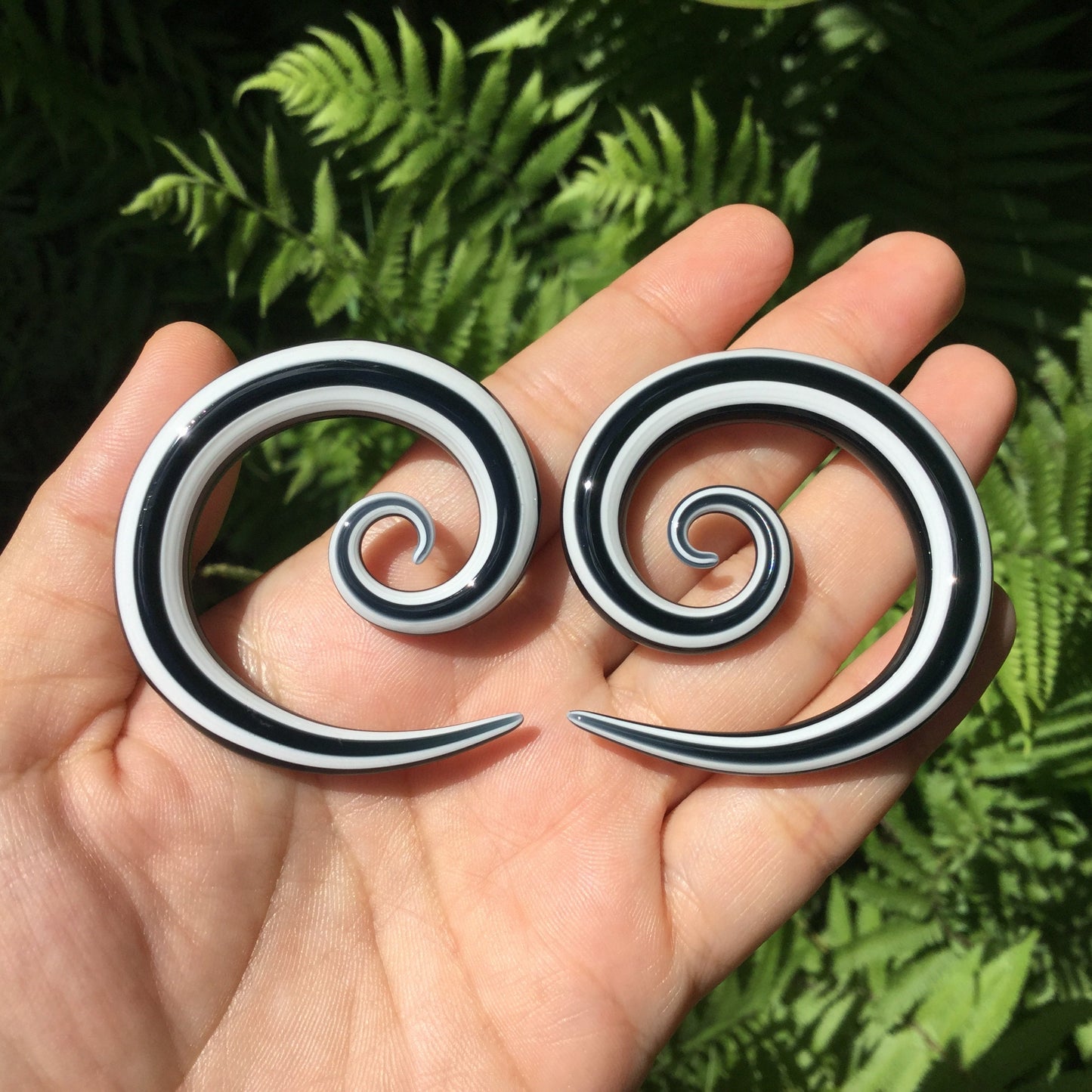 1 Pair (2 Pieces) Black & White Parallels Stripes Pattern Super Spirals