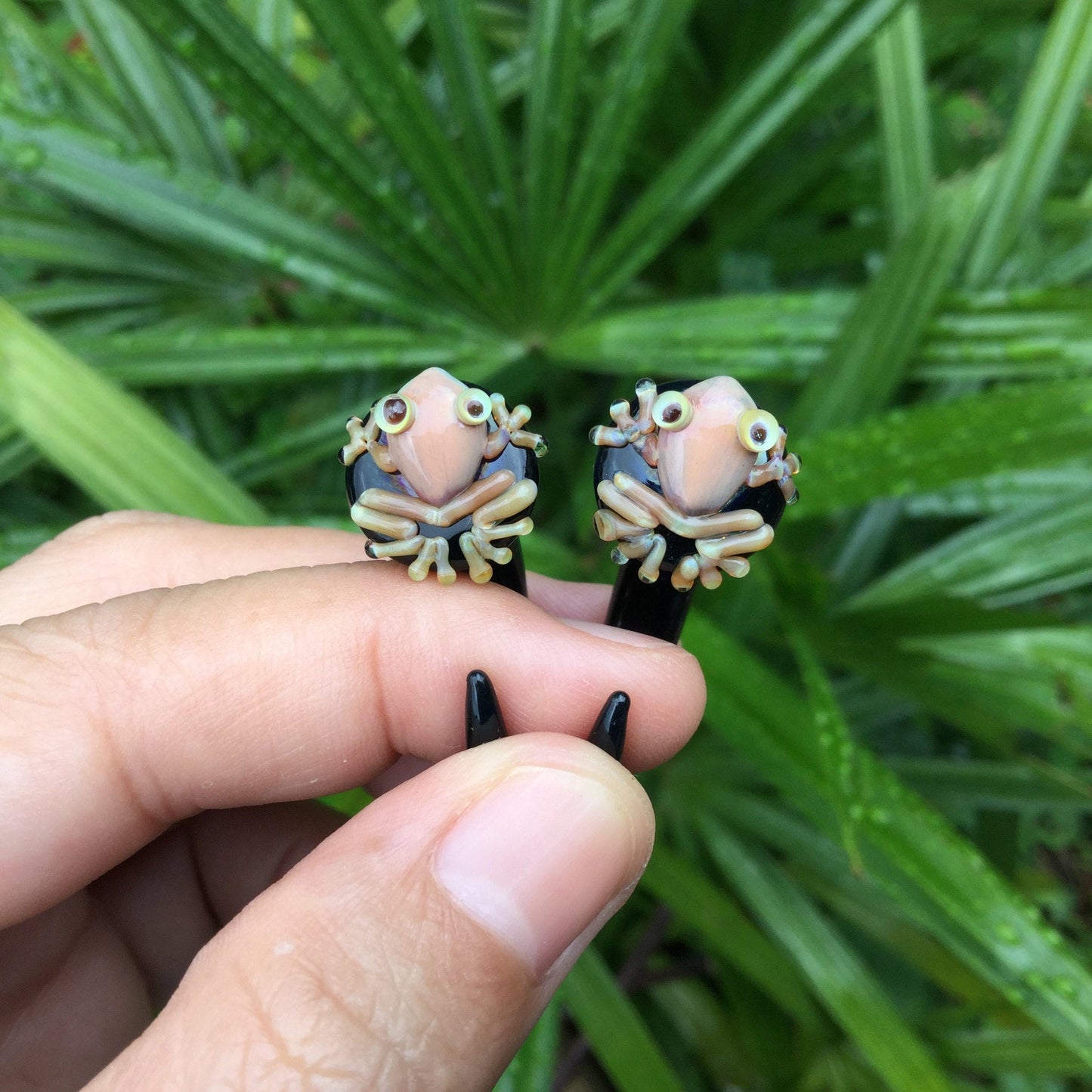 1 Pair (2 Pieces) - Earth Tone Poison Tree Frogs on Black Claws