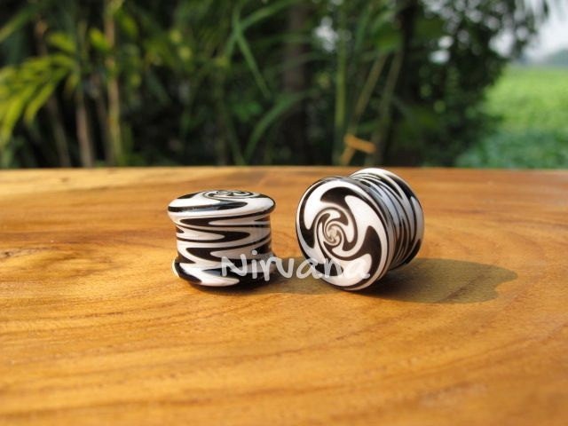 1 Pair (2 Pieces) Black & White Zig Zag Glass Plugs
