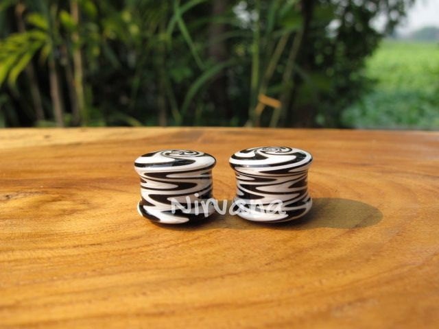 1 Pair (2 Pieces) Black & White Zig Zag Glass Plugs