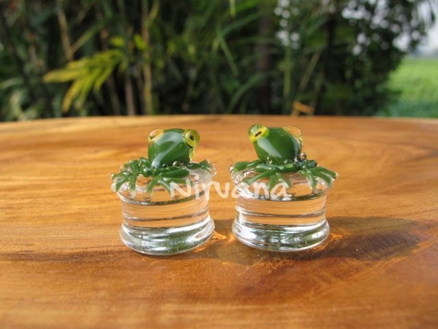 1 Pair (2 Pieces) Green Tree Frogs with Yellow Eyes Glass Plugs