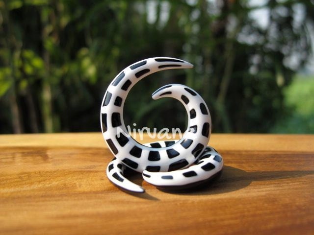 1 Pair (2 Pieces) Black & White Spider Web Glass Classic Spirals