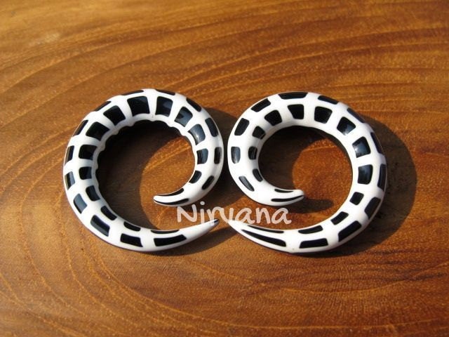 1 Pair (2 Pieces) Black & White Spider Web Glass Classic Spirals