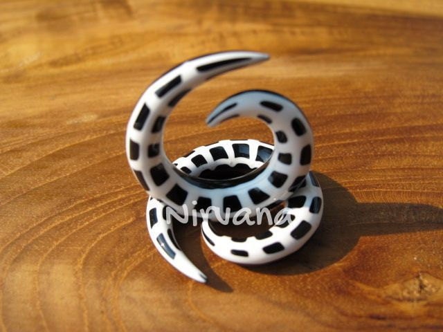 1 Pair (2 Pieces) Black & White Spider Web Glass Classic Spirals