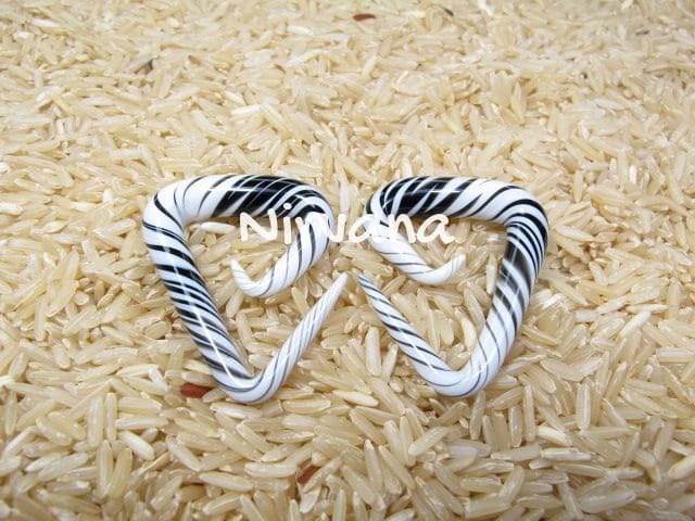 1 Pair (2 Pieces) Black & White Free Style Triangle Spirals Glass