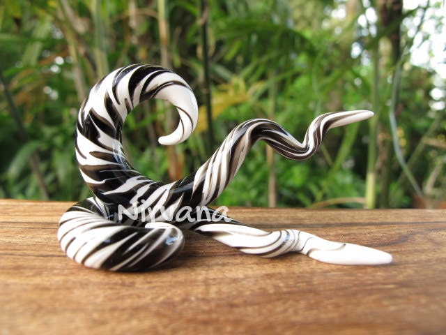1 Pair (2 Pieces) Black & White Free Style Spiral Drop Glass Spirals
