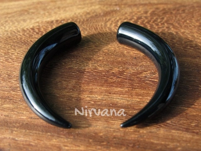 1 Pair (2 Pieces) Clear Glass Tusks