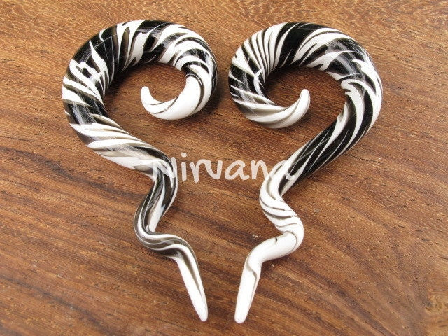 1 Pair (2 Pieces) Black & White Free Style Spiral Drop Glass Spirals