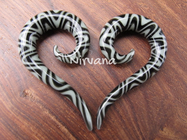1 Pair (2 Pieces) Mint & Black Snake Pattern Thai Spirals Glass