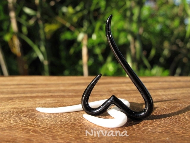 1 Pair (2 Pieces) 1 Black & 1 White Heart Spirals