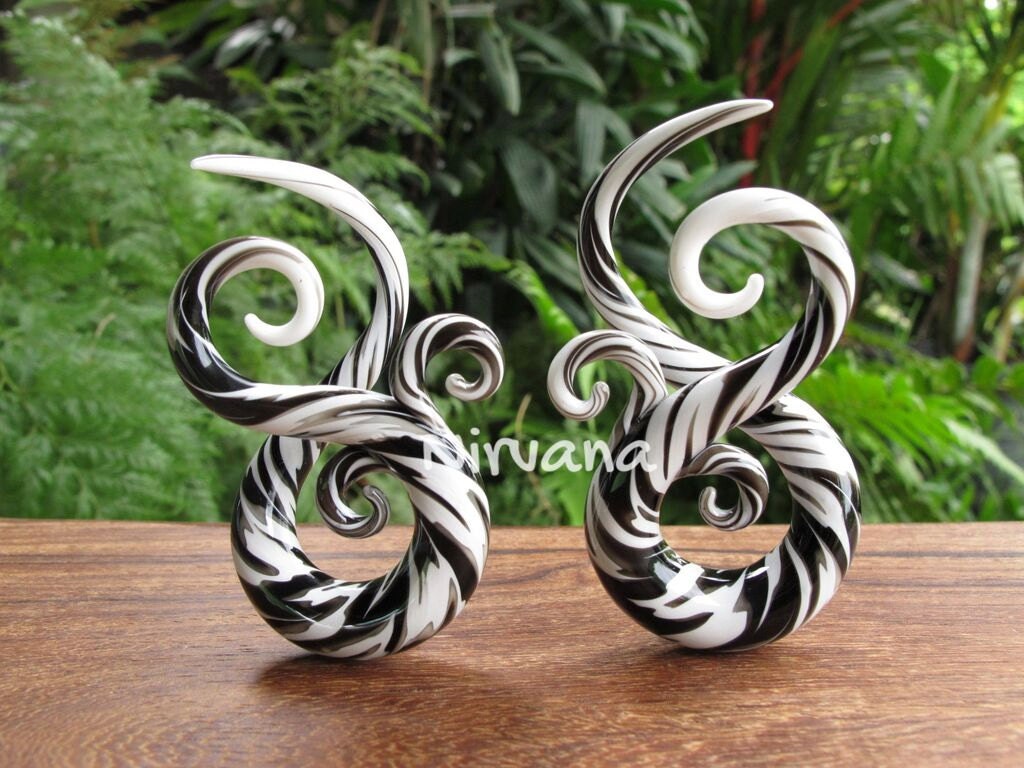 1 Pair (2 Pieces) Black & White Free Style Bonita Spirals Glass
