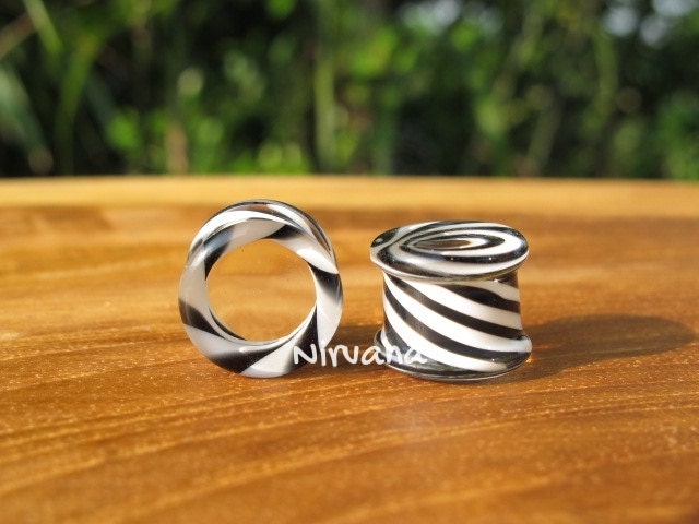 1 Pair (2 Pieces) Black & White Illusion Tunnel Glass Plugs