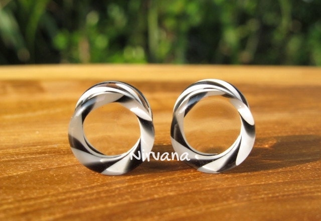 1 Pair (2 Pieces) Black & White Illusion Tunnel Glass Plugs