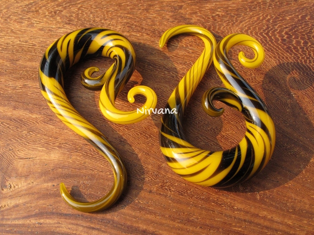 1 Pairs (2 Pieces) Black & Yellow Free Style Venus Spirals Glass