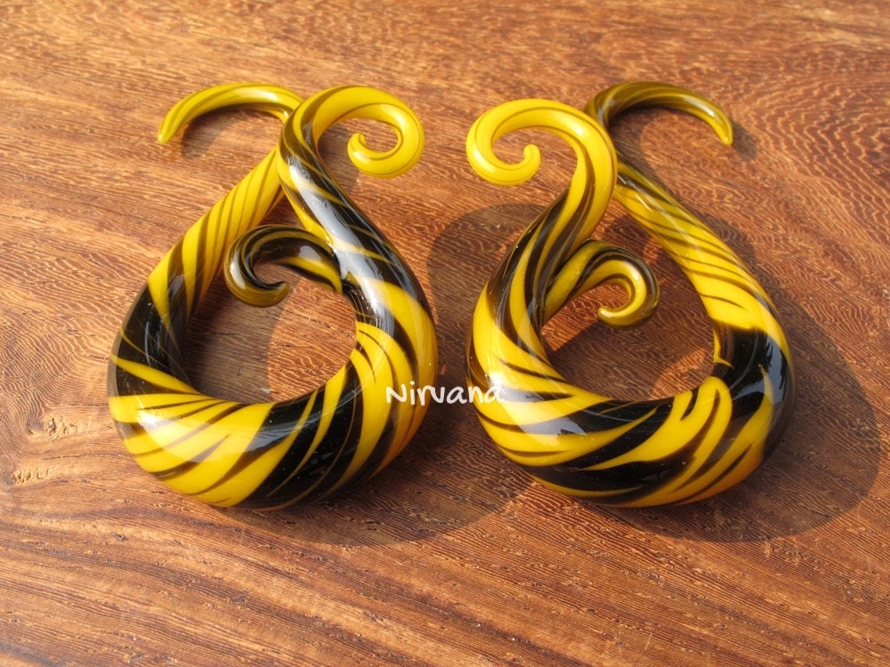 1 Pairs (2 Pieces) Black & Yellow Free Style Venus Spirals Glass