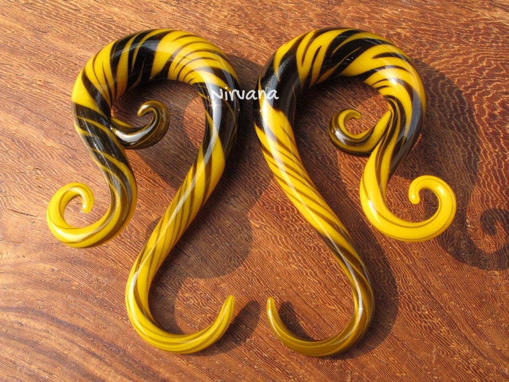 1 Pairs (2 Pieces) Black & Yellow Free Style Venus Spirals Glass