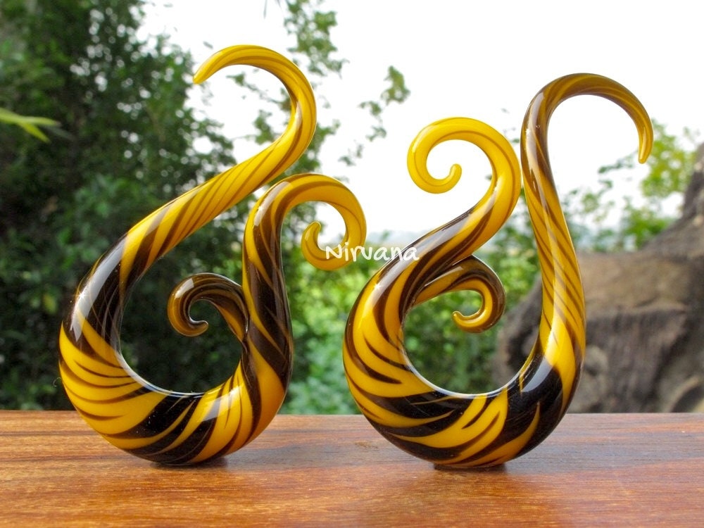 1 Pairs (2 Pieces) Black & Yellow Free Style Venus Spirals Glass