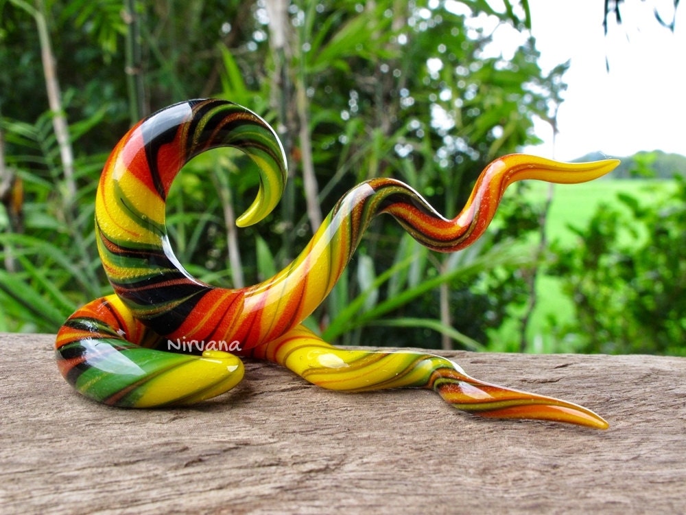 1 Pair (2 Pieces) Rasta Free-Style Spiral Drops Glass Shapes