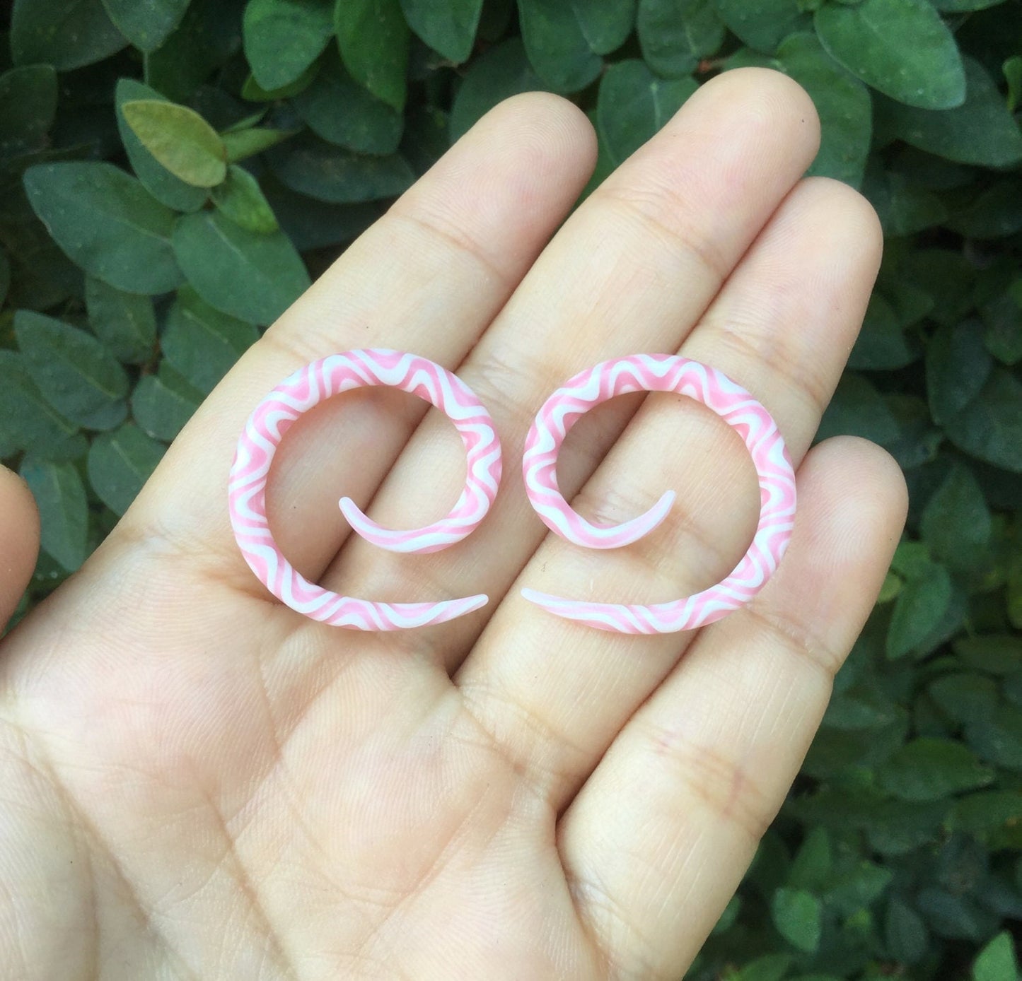 1 Pair (2 Pieces) Pink & White Snake Classic Spirals Glass