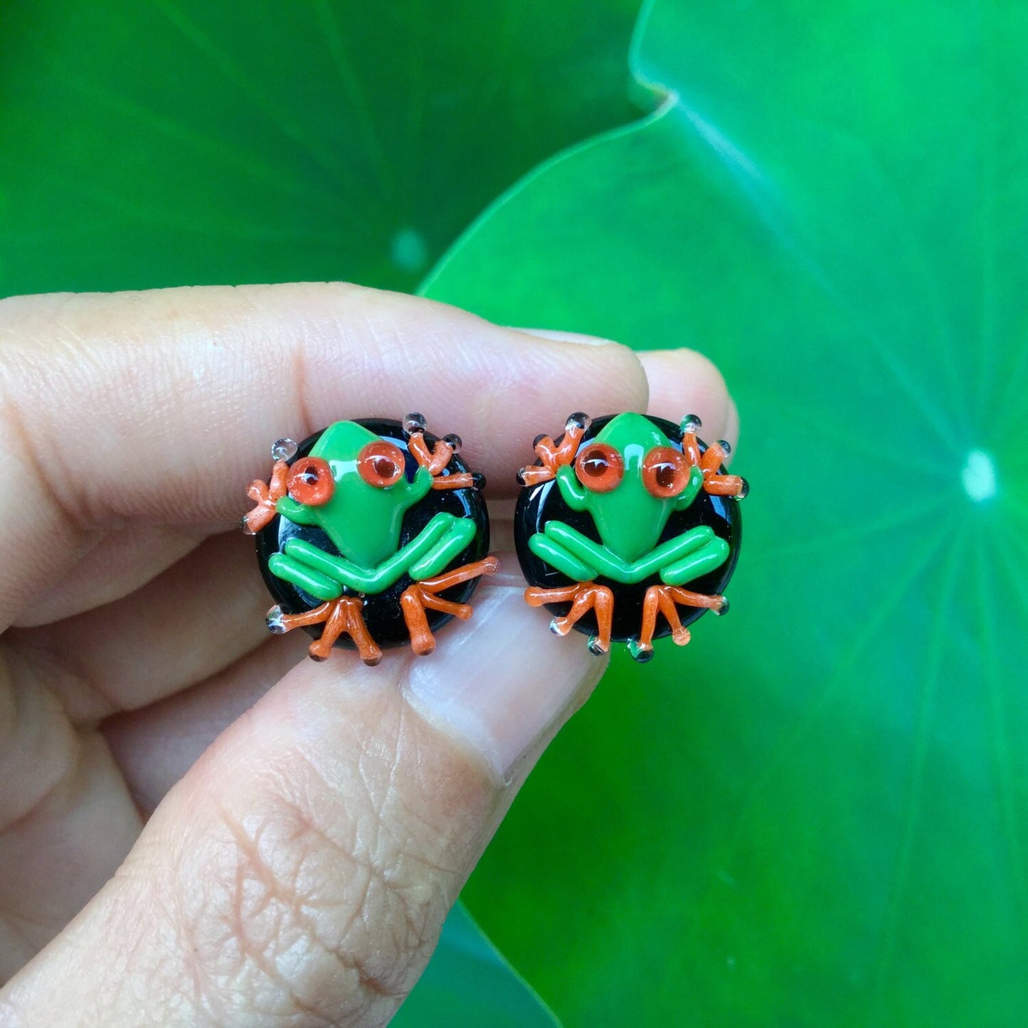 1 Pair (2 Pieces) Green Poison Tree Frog with Orange Legs on Black Plugs
