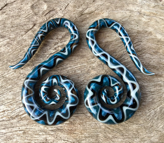 1 Pair (2 Pieces) Light Gray/Dark Gray/Unobtanium/Black Snake Pattern Glass Swans