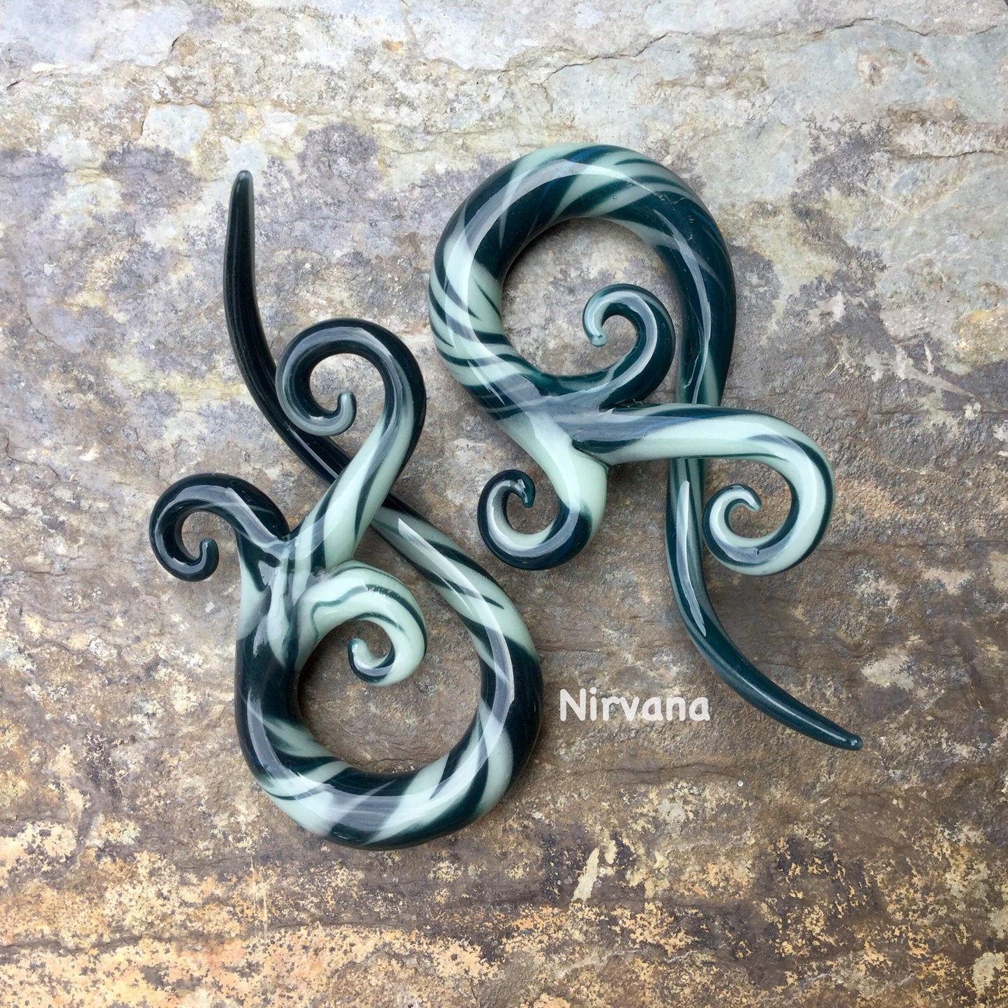 1 Pair (2 Pieces) Dark Gray & Mint Free Style Bonita Spirals Glass