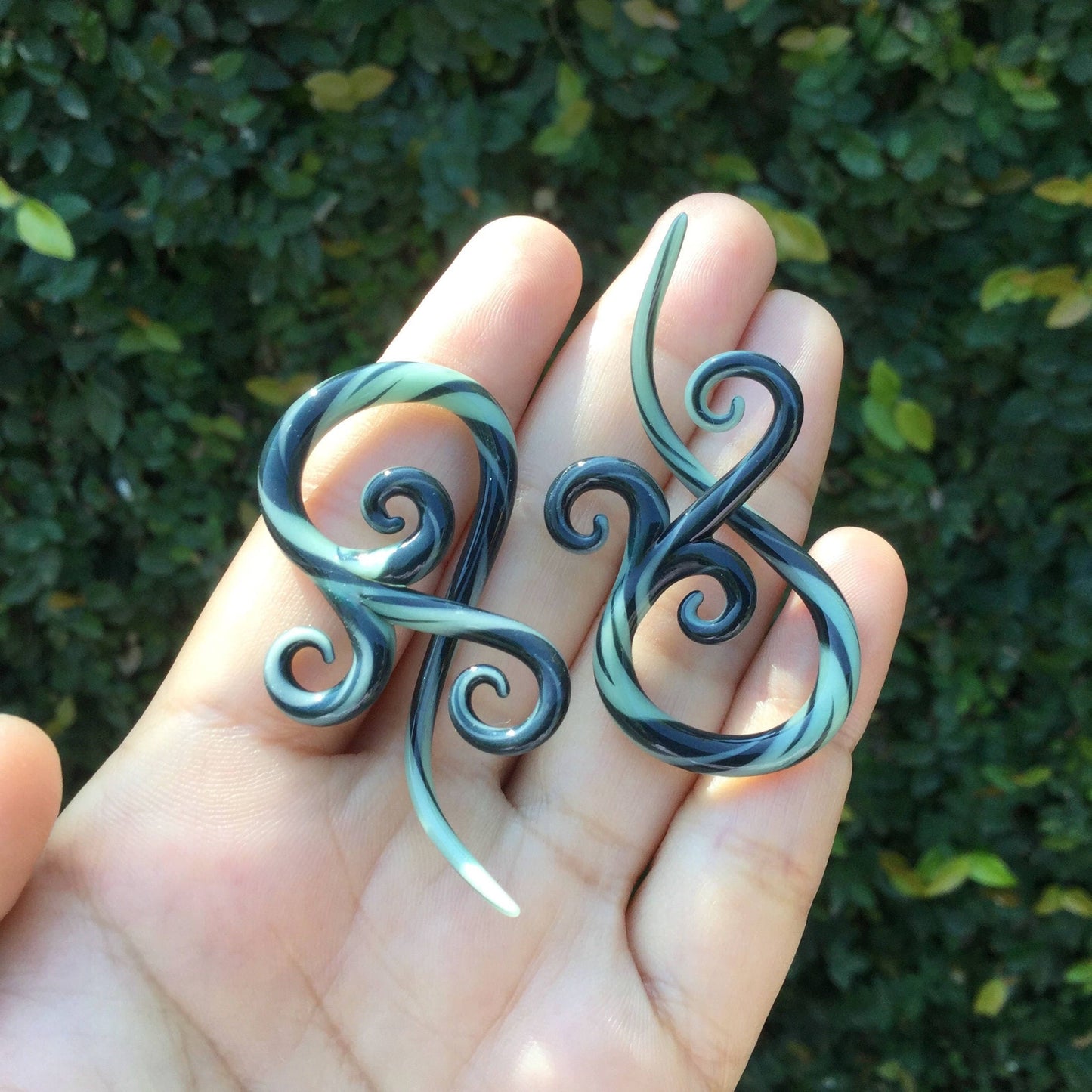 1 Pair (2 Pieces) Dark Gray & Mint Free Style Bonita Spirals Glass