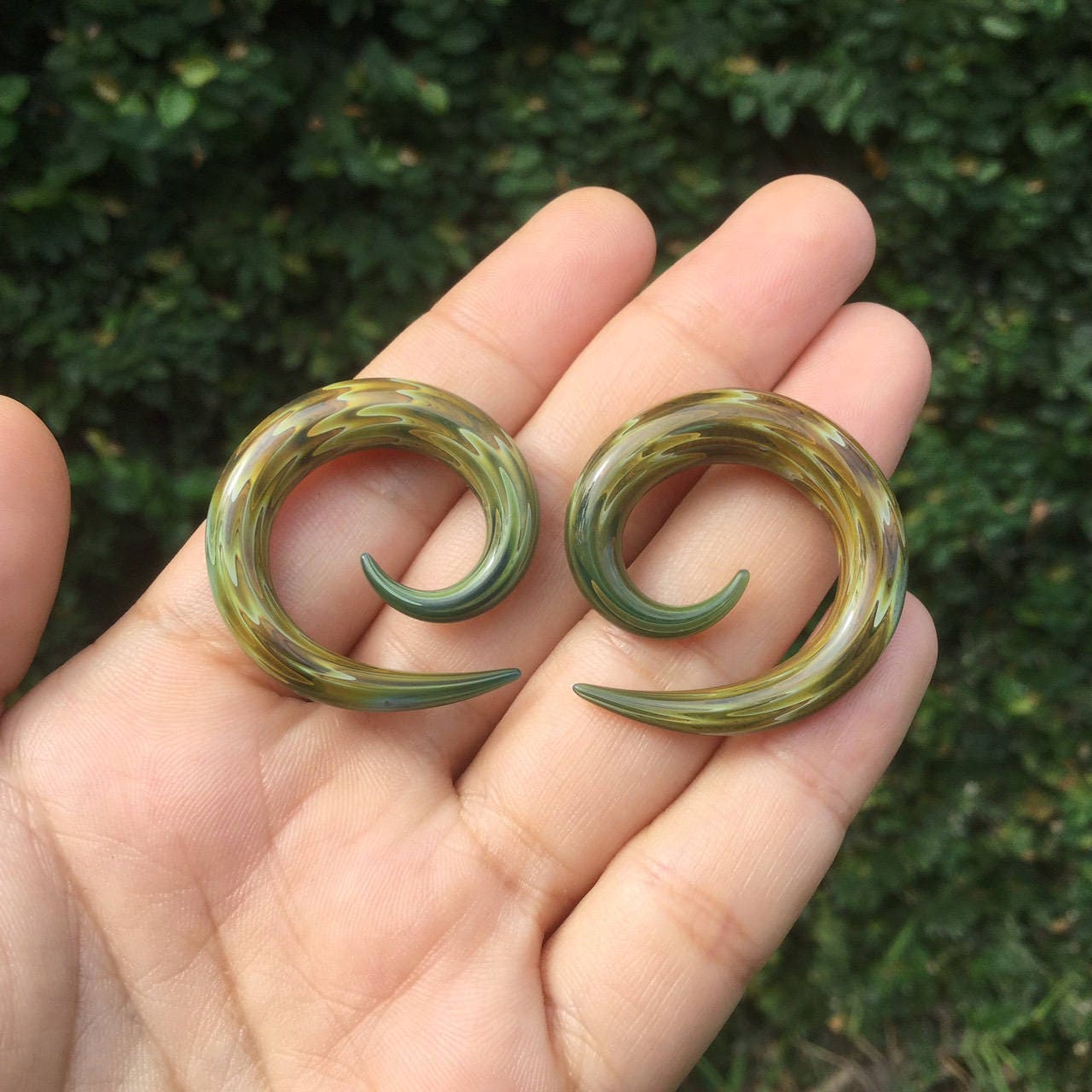 1 Pair (2 Pieces) Exotic Dark Green Earth Spiral Shapes