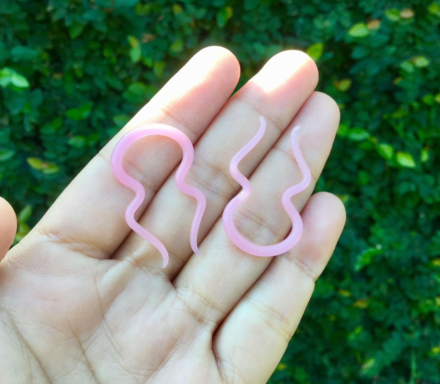 1 Pair (2 Pieces) Solid Color Pink Double Omega Ear Shapes Spirals
