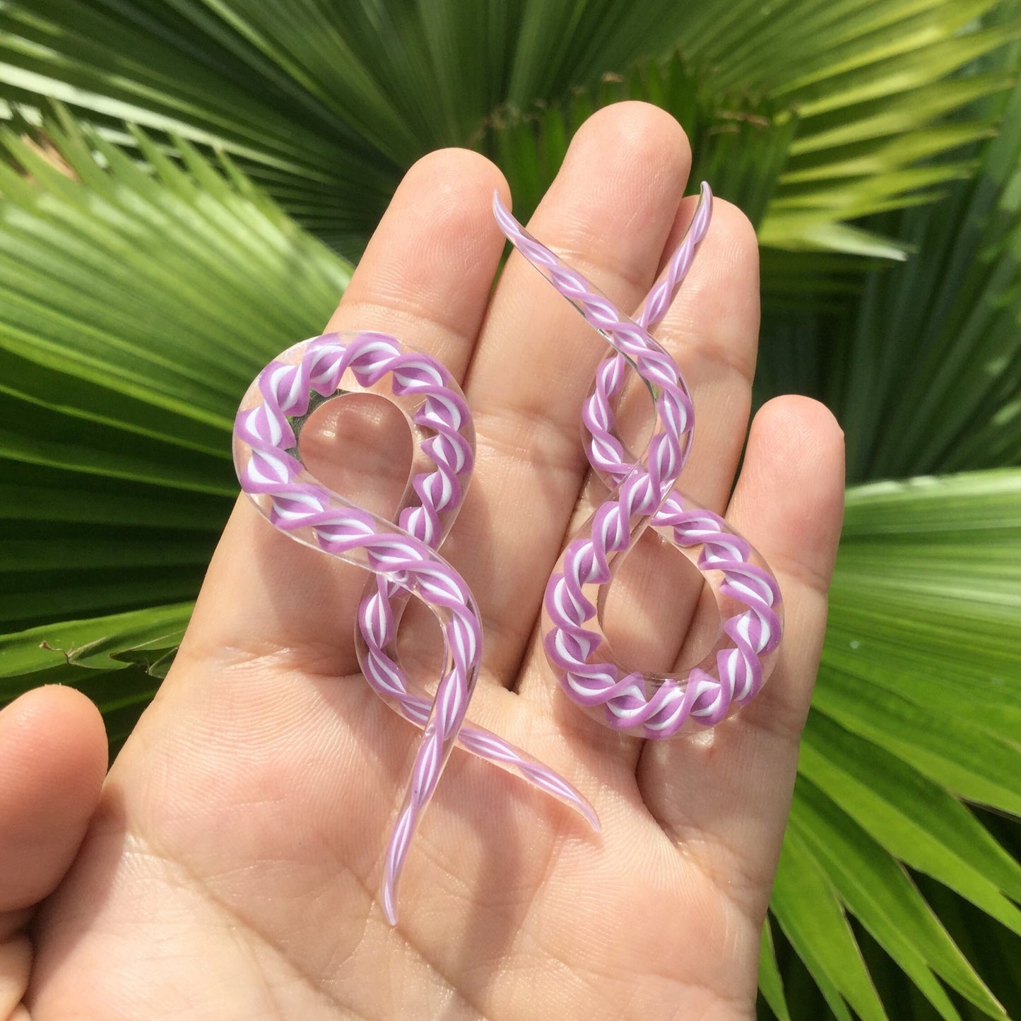 1 Pair (2 Pieces) Mauve & White Double Twist Ear Shapes Glass