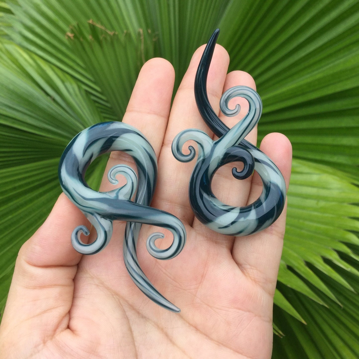 1 Pair (2 Pieces) Dark Gray & Mint Free Style Bonita Spirals Glass