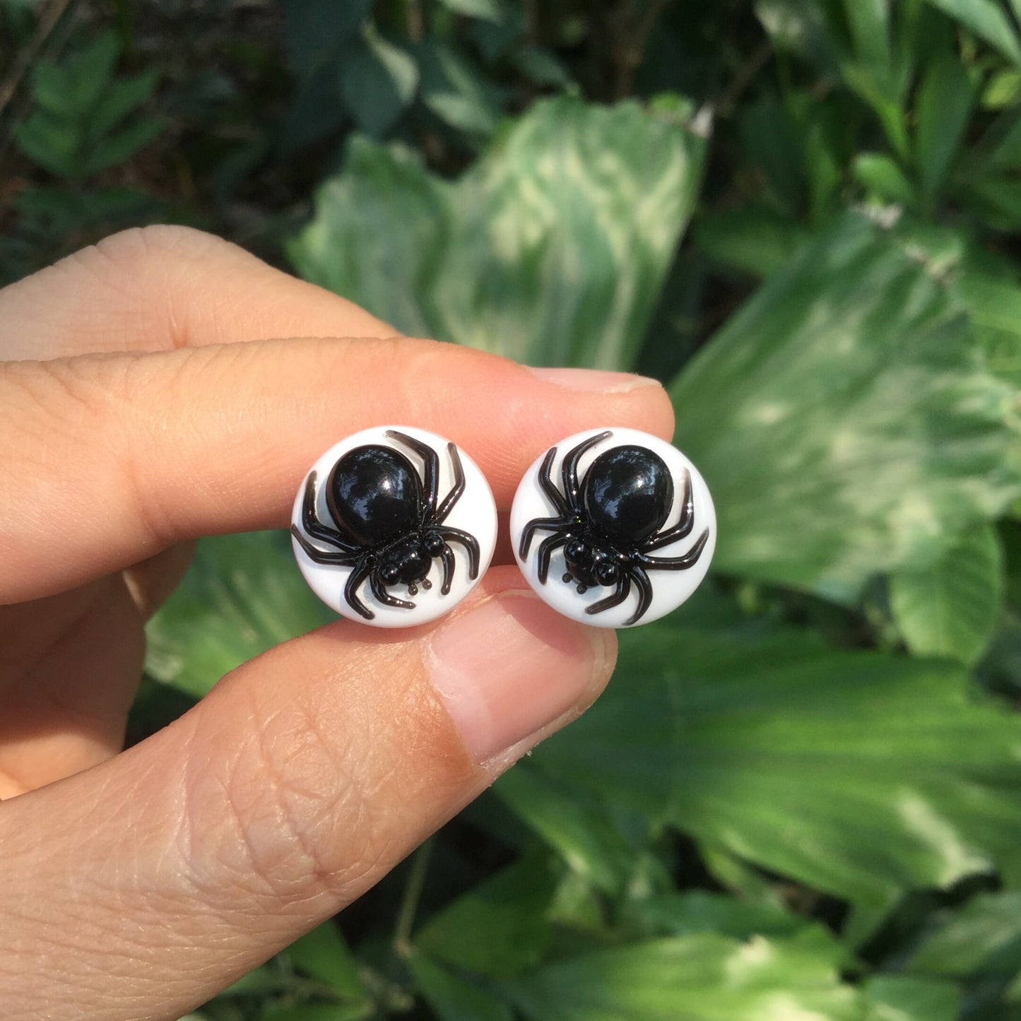 1 Pair (2 Pieces) Black Poison Spider on White Glass Plugs