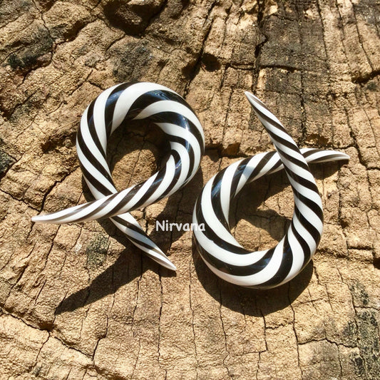 1 Pair (2 Pieces) Black & White Spirals Single Twists Glass