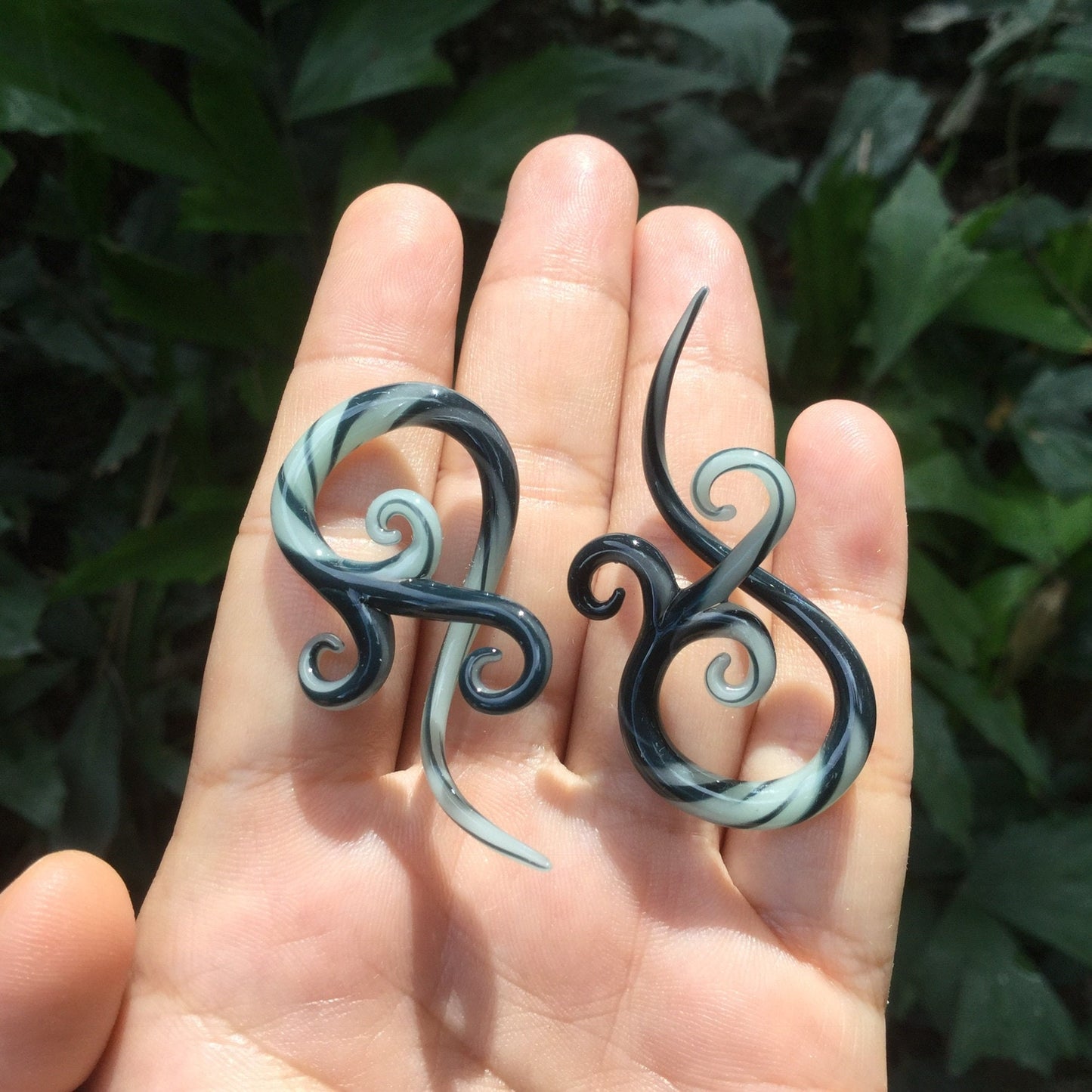 1 Pair (2 Pieces) Dark Gray & Mint Free Style Bonita Spirals Glass