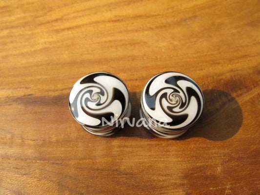 1 Pair (2 Pieces) Black & White Zig Zag Glass Plugs