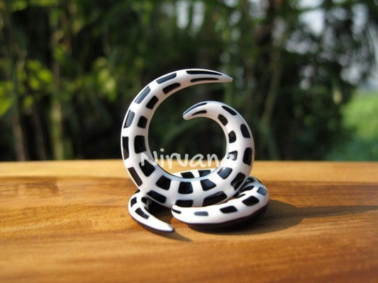 1 Pair (2 Pieces) Black & White Spider Web Glass Classic Spirals
