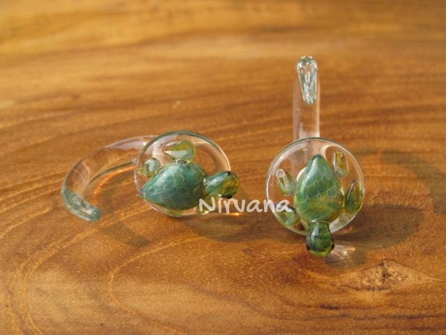 1 Pair (2 Pieces) Sea Turtle Claws in Exotic Light Green Glass