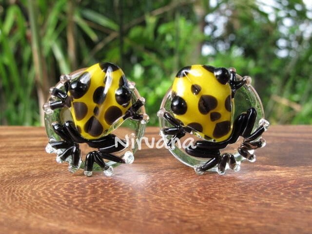 1 Pair (2 Pieces) Yellow & Black Spotted Poison Tree Frog Glass Plugs