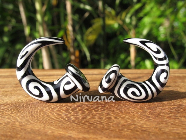 1 Pair (2 Pieces) Black & White Tribal Swirl Pattern Pyrex Glass Claws