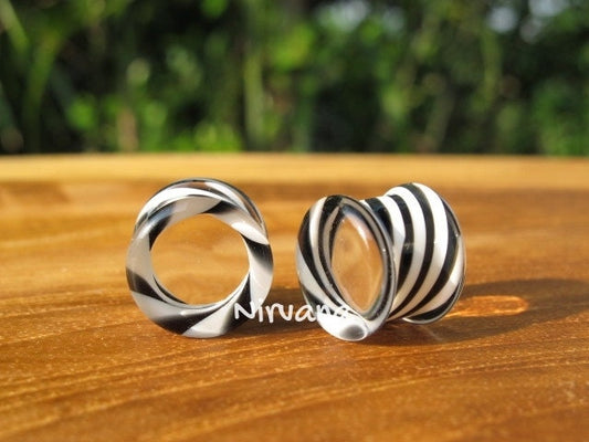 1 Pair (2 Pieces) Black & White Illusion Tunnel Glass Plugs