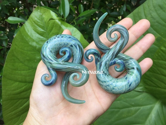 1 Pair (2 Pieces) Exotic Light Green Bonita Spirals Pyrex