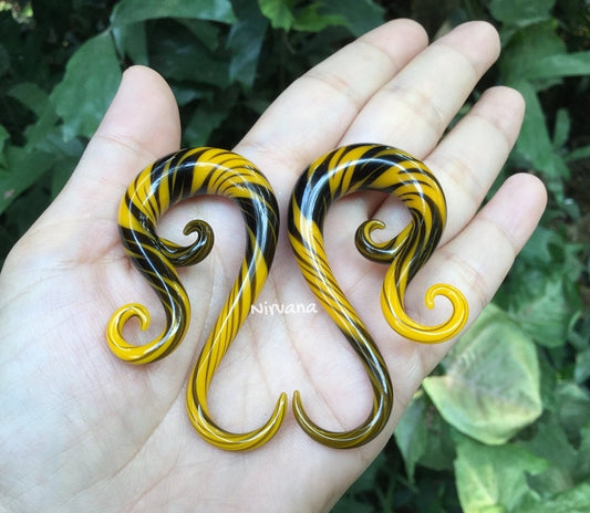 1 Pairs (2 Pieces) Black & Yellow Free Style Venus Spirals Glass